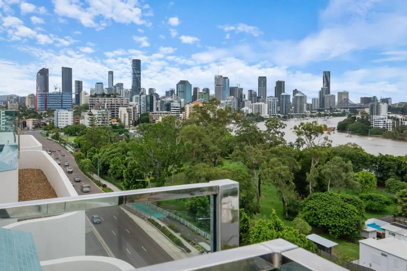Skyline N Rooftop Pool 2Br Modern Stay Near Cbd Brisbane Apartment