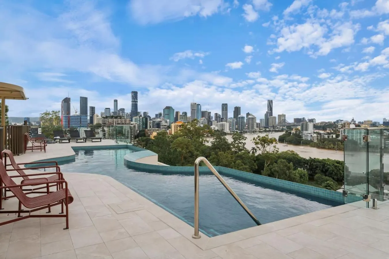 Skyline N Rooftop Pool 2Br Modern Stay Near Cbd location